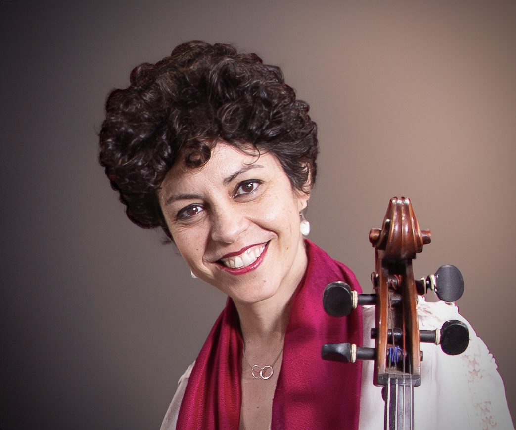 Marga García León, sonriendo, junto a su violonchelo